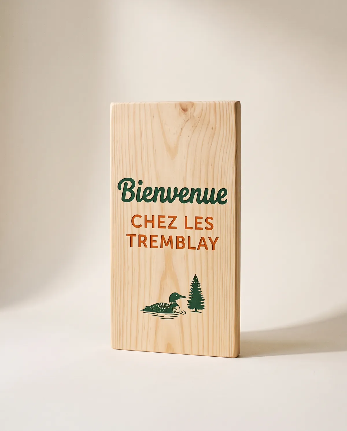 Pancarte de pin « Bienvenue chez les Tremblay » avec un huard et une épinette, lettres en relief