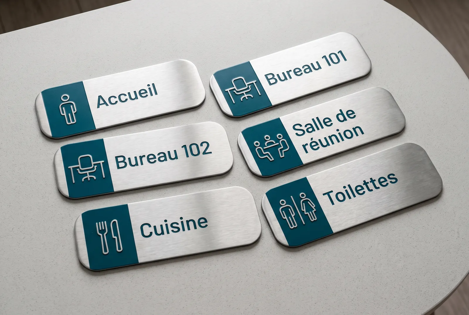 Six plaques d'identification en aluminium brossé&nbsp;: accueil, bureaux, salle de réunion, cuisine, toilettes